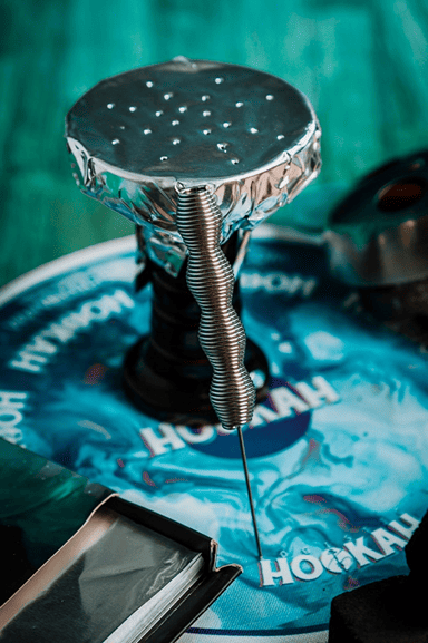 Dit is een waterpijp die het bakje met gaatjes visualiseert.