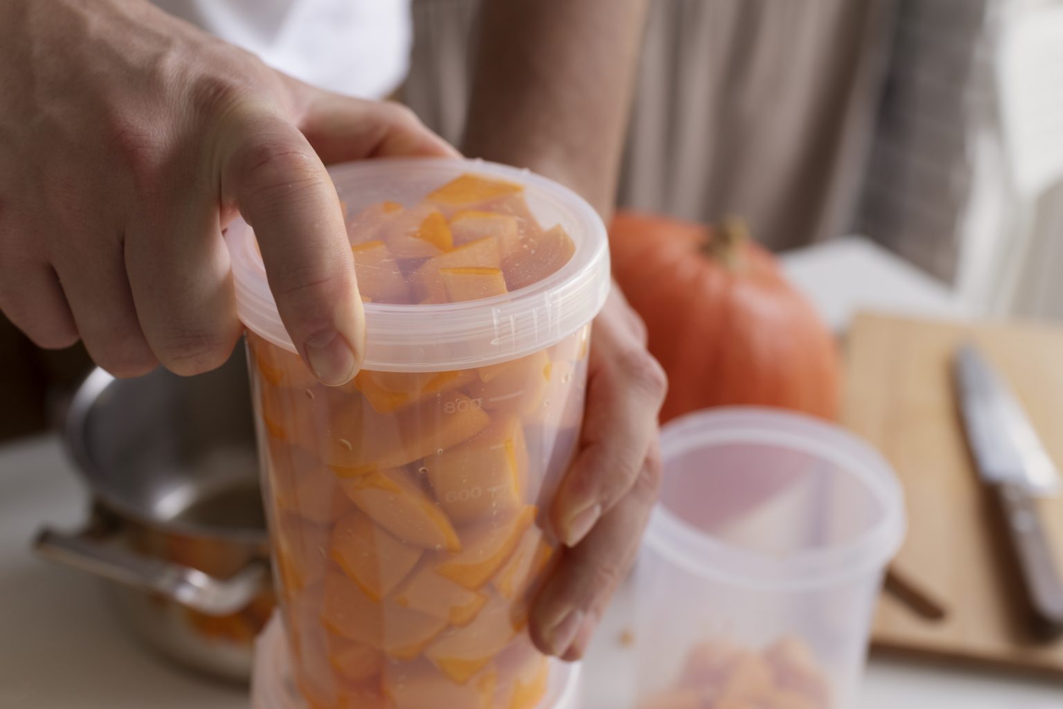 Wanneer mag je voedingsmiddelen buiten de koelkast bewaren?