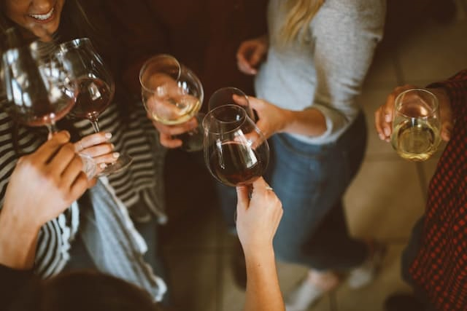 vrouwen met een wijnglas in hun handen