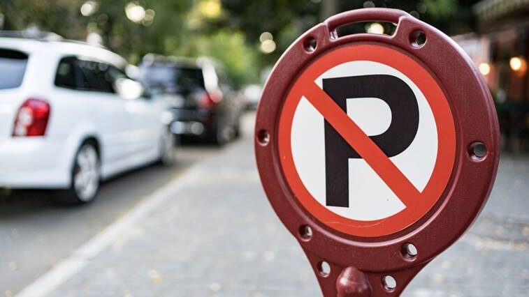 Een bord waarop staat dat je er niet mag parkeren 