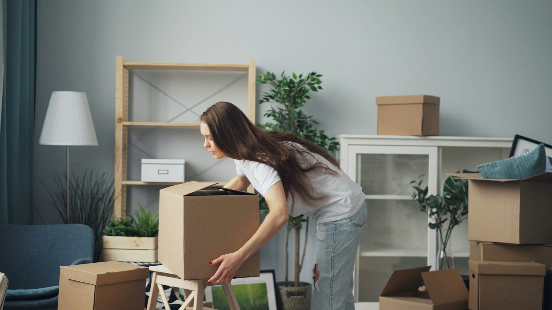 Vrouw pakt verhuisdoos in tijdens haar voorbereiding op een urgente verhuizing na aanvraag urgentie