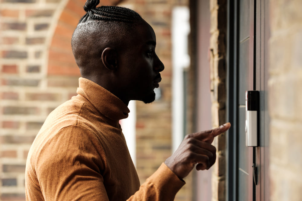 huisbaas belt aan voordat hij binnen komt
