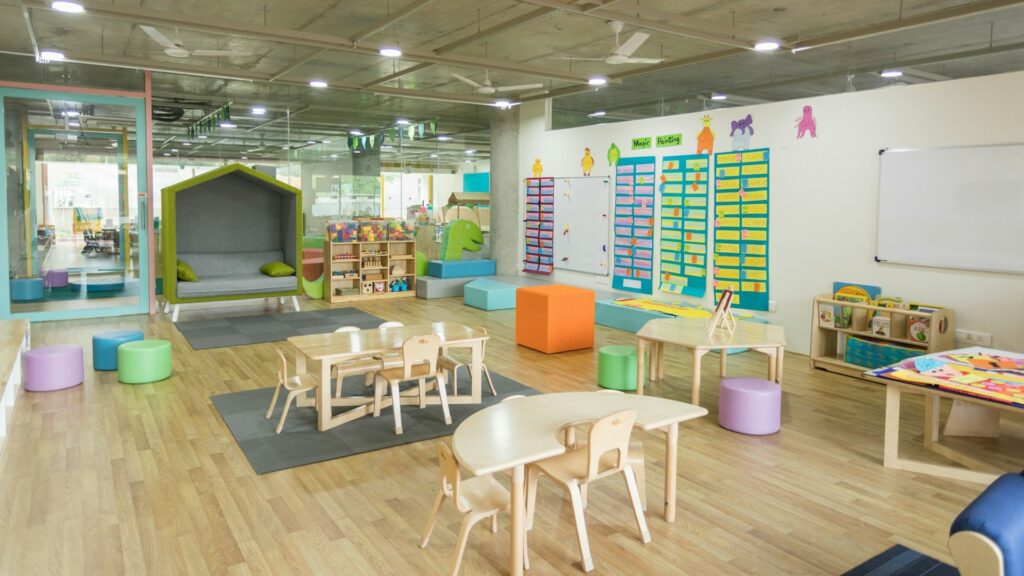 Ingerichte kinderopvangruimte met tafels en speelhoek relevant bij opvanguren opvoeren