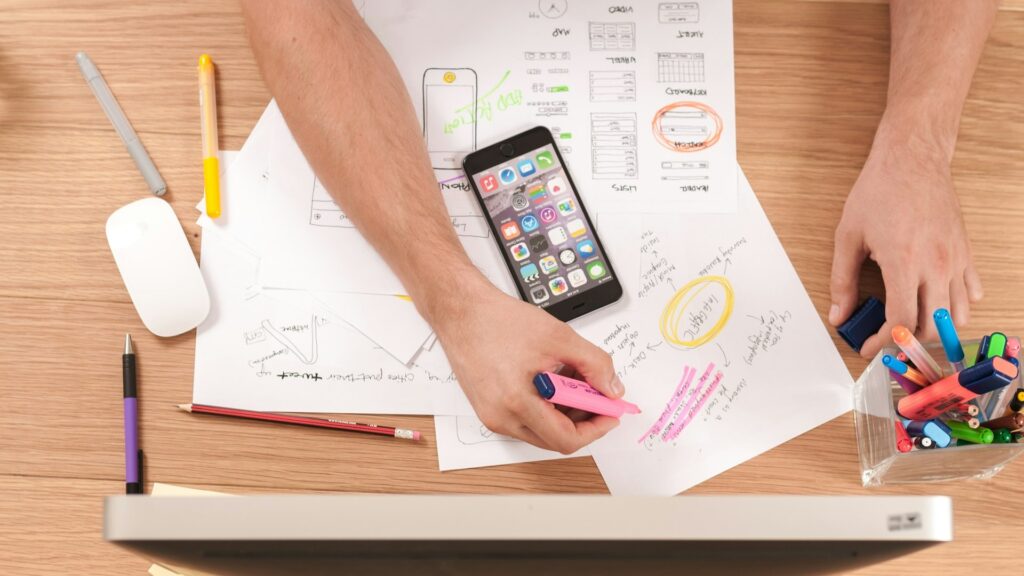 Klantgegevens delen voorbereid met schetsen en smartphone op bureau