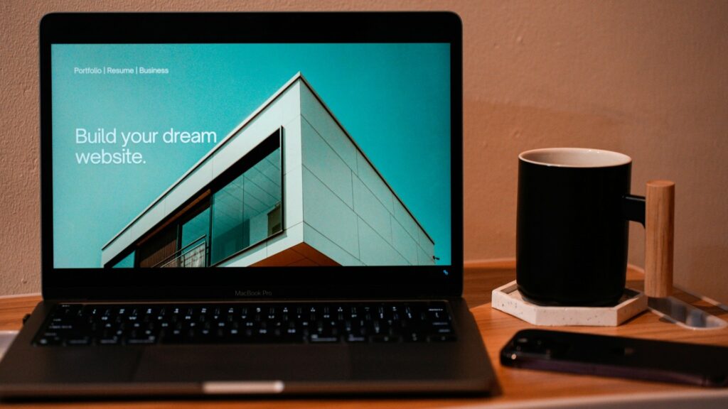 Website aanpassen na beëindiging op laptop met webdesign en tekst ‘Build your dream website’ in beeld
