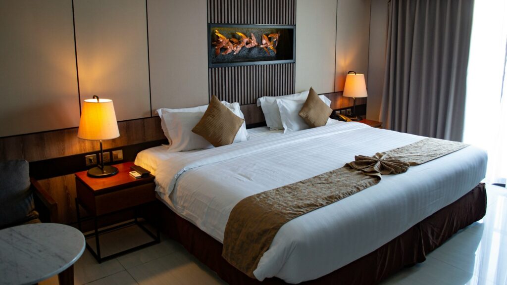 Comfortabele hotelkamer met groot bed en moderne inrichting, binnen het kader van een omgevingsvergunning