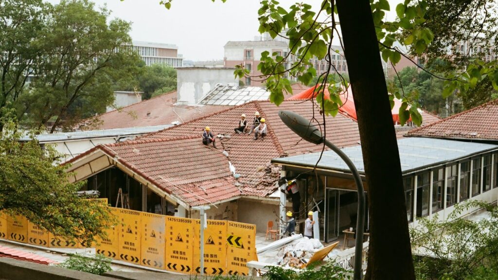 Onderhoudswerkzaamheden aan dakconstructie bij lekkage via de VvE in wooncomplex