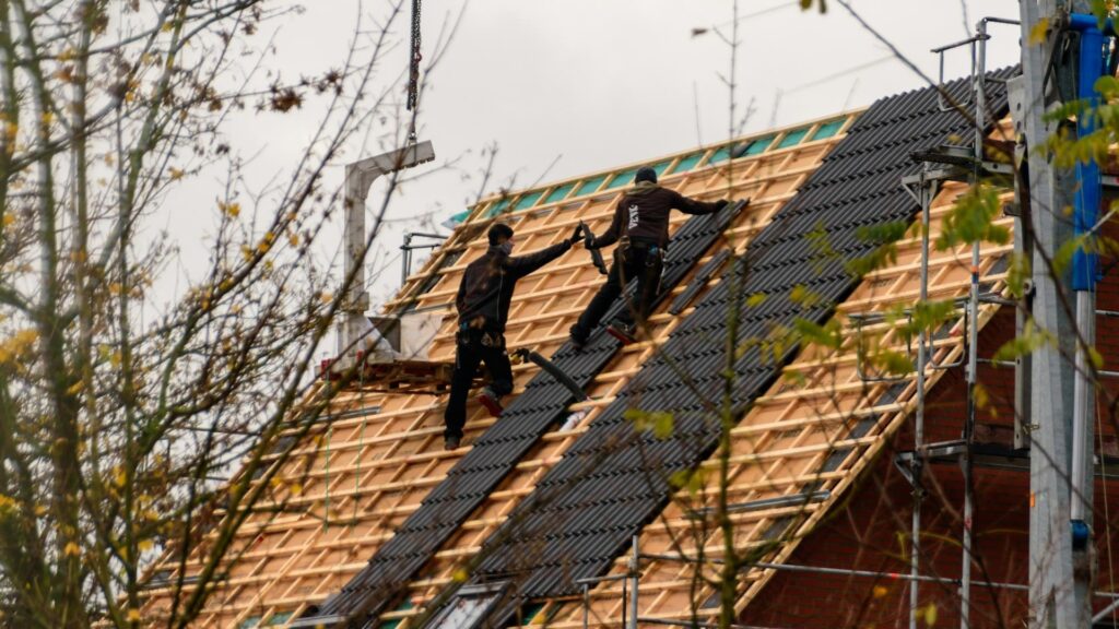 Lekkage via de VvE zichtbaar tijdens dakinspectie op hellend dak van appartementencomplex