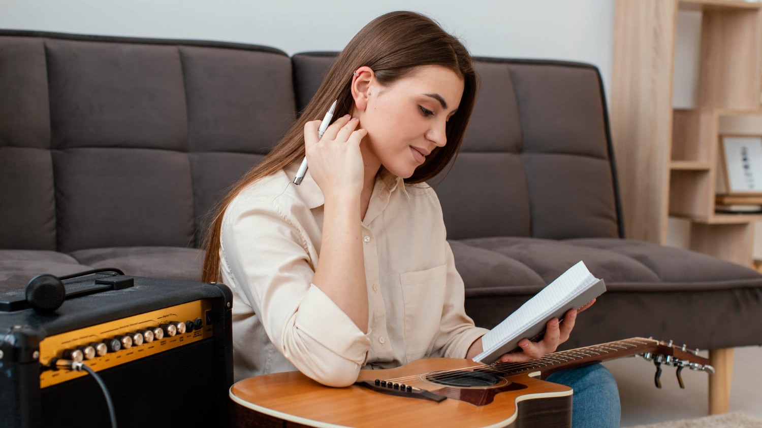 Vrouw oefent gitaar en maakt notities tijdens metronoom oefenen gitaar