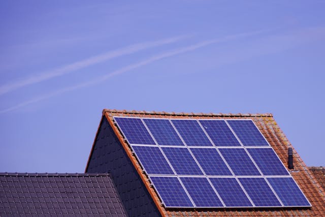 Wanneer mag je zonnepanelen laten aansluiten op een bestaande meterkast?
