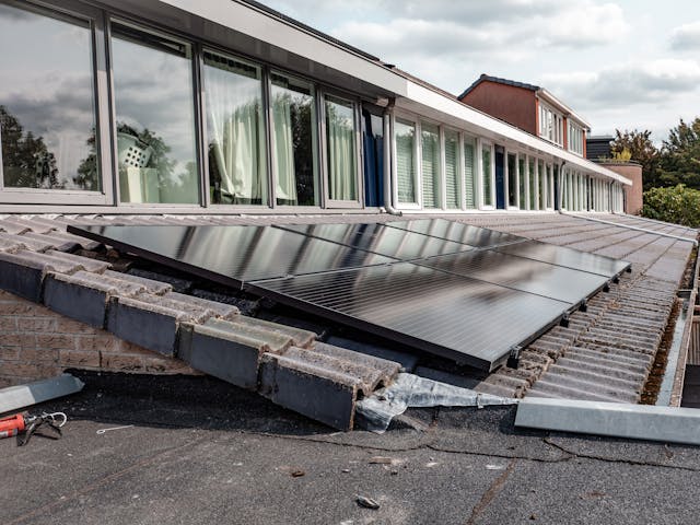 Wanneer mag je zonnepanelen laten aansluiten op een bestaande meterkast?