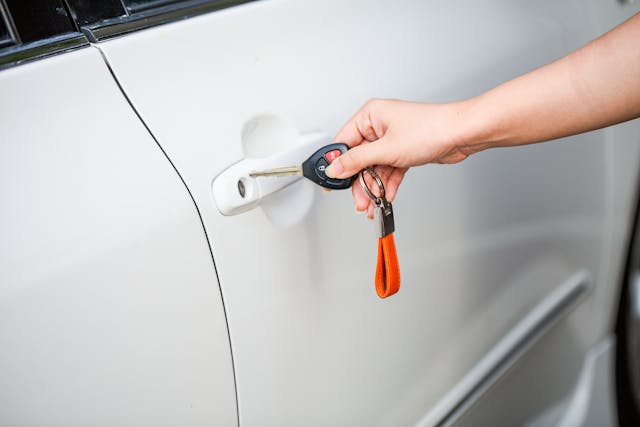 Nieuwe autosleutel proberen na gemaakt te hebben