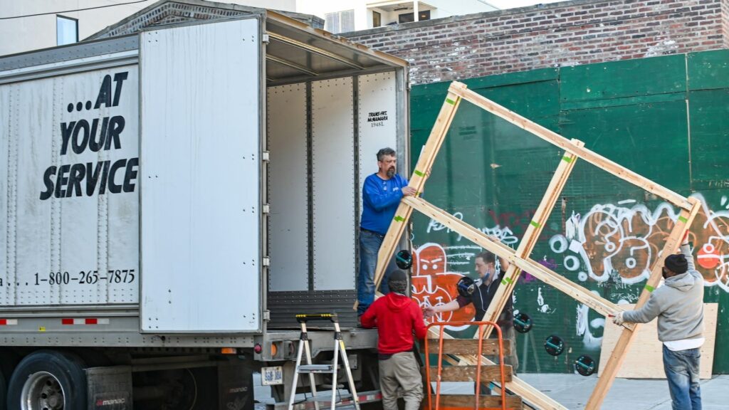 Verhuisteam laadt meubels in vrachtwagen bij woning leeghalen en ontruiming na huurperiode