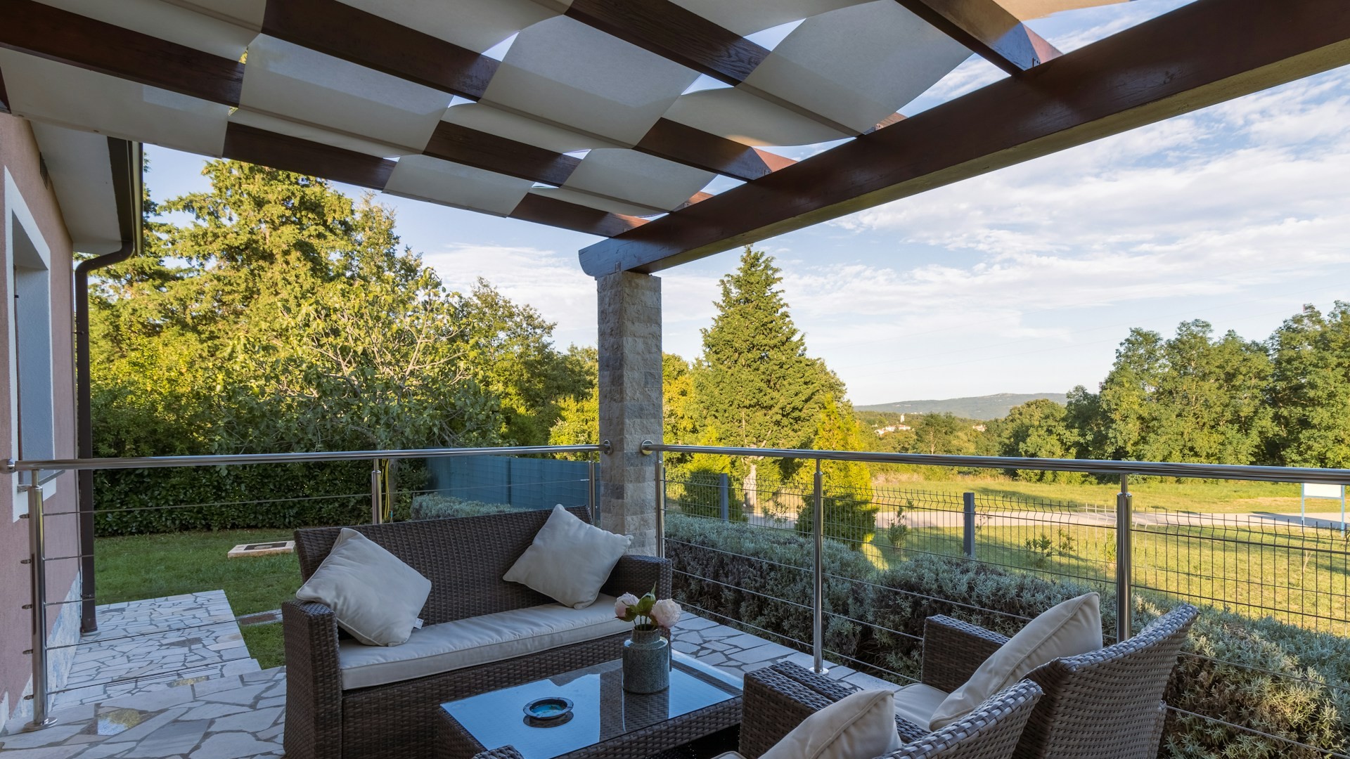 Buitendoek ophangen op terrasoverkapping met schaduwdoeken voor koele zithoek en vrij uitzicht