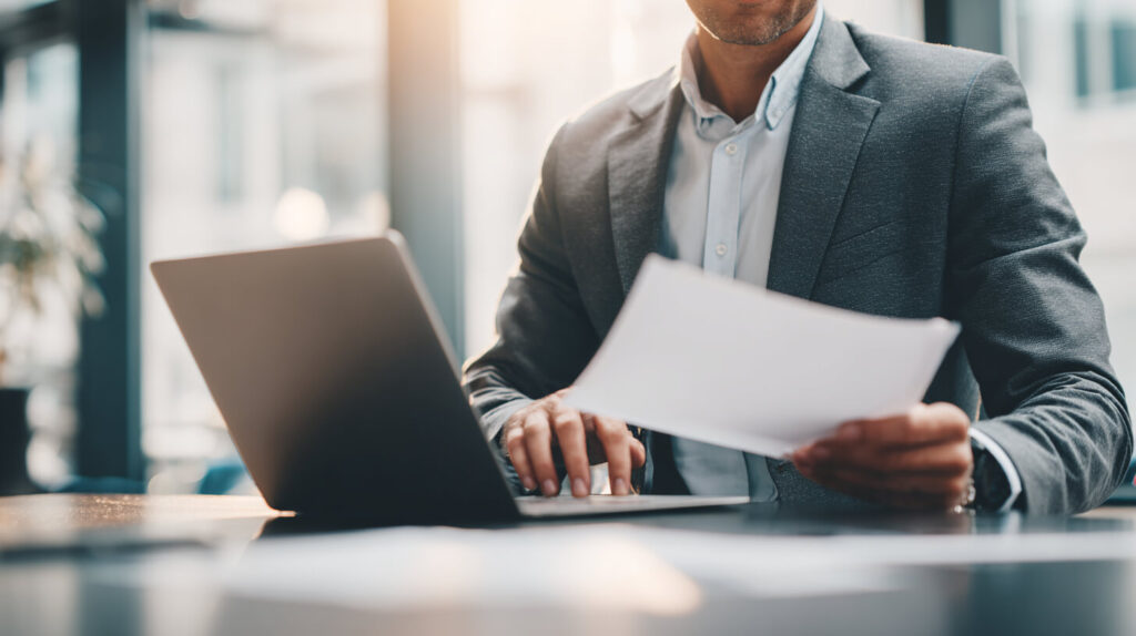 Professional beoordeelt documenten en gegevens voor onderbouwde financiële beslissingen.
