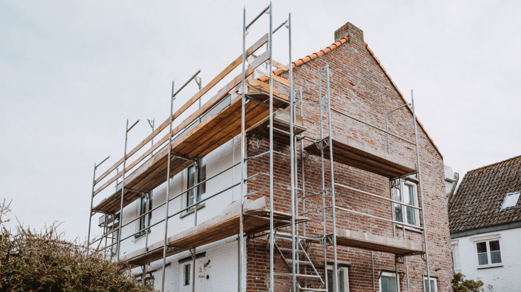 Woning in metalen steigers tijdens een verbouwing van het metselwerk en dak